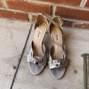 Clarks Amali Tulip Silver Open Toe Ankle Strap Leather Heels Shoes